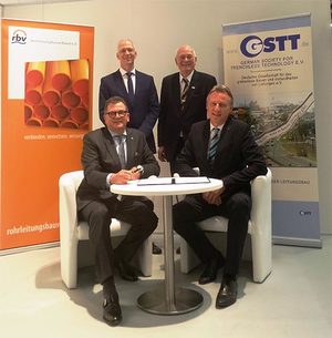 Prof. Dipl.-Ing. Jens Hölterhoff (re. u.) und Dipl.-Ing. (FH) Fritz Eckard Lang (li. u.) unterzeichneten im Beisein von Dr.-Ing. Klaus Beyer, Geschäftsführer der GSTT, und Dipl.-Wirtsch.-Ing Dieter Hesselmann, Hauptgeschäftsführer des rbv, das