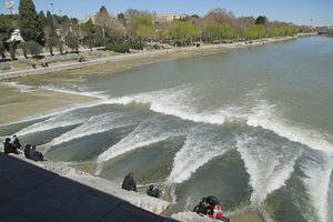 Der Zayandeh Rud Fluss in Isfahan im Frühjahr.
