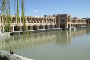 Die weltberühmte Khaju Brücke, die den Zayandeh Rud Fluss in Isfahan überspannt