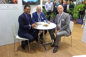 Besuch von Dr. Zaini Ujang (Secretary General Ministry of Energy, Green Technology and Water (KeTTH) Malysia) (links) und Botschafter Nikolaus Graf Lambsdorff (rechts), (mitte) Dr. Klaus Beyer (Geschäftsführer GSTT und Auskunftsperson des Bundes) am German Pavilion in Kuala Lumpur