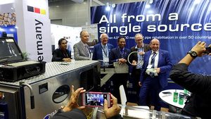 Besuch am Stand von RELINEEUROPE (v.r.n.l): Werner Rainer (RELINEEUROPE), Dr: Jürgen Alexander (RELINEEUROPE), Dr. Zaini Ujang (Secretary General Ministry of Energy, Green Technology and Water (KeTTH) Malysia), Dr. KlausBeyer (Geschäftsführer GSTT), Botschafter der Bundesrepublik Deutschland, Nikolaus Graf Lambsdorff
