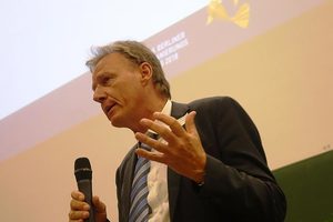 Prof. Jens Hölterhoff (Mitglied des Vorstandes der GSTT) eröffnete im Namen der GSTT den Berliner Sanierungstag und referierte über ein spektakuläres Projekt in Buenos Aires