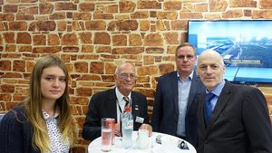 Prominenter Besuch am „German Pavilion“ von Dr. Thomas Multhaup (Botschaftsrat – Wirtschaftsreferat) von der Deutschen Botschaft in Moskau (rechts) mit einer Mitarbeiterin (links). Dahinter rechts Sven Flasshoff (russische Vertreter des VDMA) und dahinter links Dr. Klaus Beyer (Geschäftsführer GHSTT)