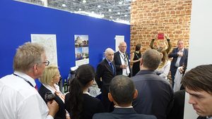 Begrüßung beim Empfang der Deutschen Botschaft am Messestand durch Dr. Thomas Multhaup (Botschaftsrat – Wirtschaftsreferat) (links) und Dr. Klaus Beyer (Geschäftsführer GSTT) (rechts).