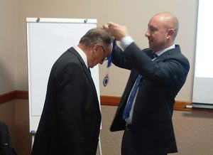 ISTT Chairmanwechsel von Enrico Boi (USA) rechts auf Jari Kaukonen (Finnland) links