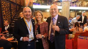 Pastpräsident der ISTT Enrico Boi (links), Silke Cubert (Geschäftsführerin der ÖGL) (mitte) und Dr. Klaus Beyer (Geschäftsführer der GSTT) (rechts) beim Chairmans Dinner in Kapstadt.