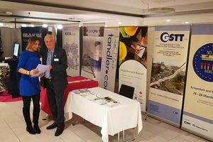 Der GSTT-Stand in der begleitenden Fachausstellung der Dortmunder Sanierungstage neben dem Stand des GSTT-Mitglieds tandler.Com GmbH, links Angela Tandler Prokuristin, rechts Dr. Klaus Beyer, Geschäftsführer GSTT