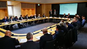 Bei der GSTT Mitgliederversammlung am 1. Dezember 2017 im Aufsichtsratsraum der Berliner Wasserbetriebe begrüßten Prof. Hölterhoff (hinten stehend links) und auch der Vorstandsvorsitzende der Berliner Wasserbetriebe, Jörg Simon (hinten stehend rechts), als Hausherr die Anwesenden.