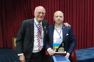 Der vom Energieminister überreichte Preis an Christian Rohn von der Fa. mts Perforator GmbH für den besten internationalen Messestand auf der WATEX (rechts) mit Dr. Klaus Beyer (Geschäftsfüherer GSTT, links)