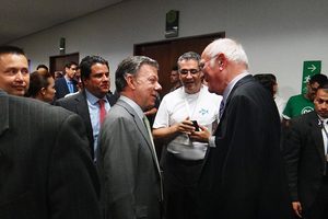 Staatspräsident und Friedensnobelpreisträger Dr. Juan Manuel Santos Calderón von Kolumbien (li mit grauem Anzug) im Gespräch mit Dr. Klaus Beyer (re., Geschäftsführer GSTT) dahinter Mitte Arlex Toro Rodriguez (Geschäftsführer der CISTT - COLOMBIAN INSTITUTE FOR UNDERGROUND INFRASTRUCTURE TECHNOLOGIES AND TECHNIQUES) mit der T-Shirtaufschrift