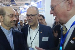 Der Minister of Energy of Iran, Sattar Mahmoudi links), im Gespräch mit Dr. Klaus Beyer (GSTT Geschäftsführer, und Auskunftsperson der Bundesrepublik Deutschland, rechts) und Dr. Shahrooz Mohajeri (Geschäftsführer der Berliner Firma inter 3 GmbH, mitte) am