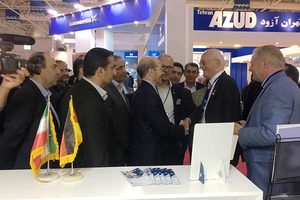 Der Minister of Energy of Iran, Sattar Mahmoudi (Mitte links), im Gespräch mit Dr. Klaus Beyer (GSTT Geschäftsführer, und Auskunftsperson der Bundesrepublik Deutschland, Mitte rechts) am