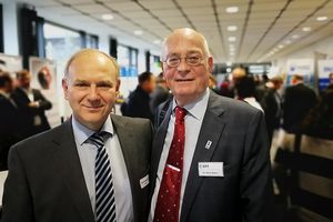 Präsident Brandenburgische Wasserakademie, Peter Sczepanski links und Geschäftsführer der GSTT, Dr. Klaus Beyer rechts in der begleitenden Fachausstellung mit 18 Firmen.