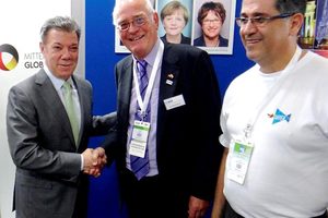 Staatspräsident und Friedensnobelpreisträger Dr. Juan Manuel Santos Calderón von Kolumbien (li.) mit Dr. Klaus Beyer (Mitte, Geschäftsführer GSTT) und Arlex Toro Rodriguez (re. Geschäftsführer der CISTT - COLOMBIAN INSTITUTE FOR UNDERGROUND INFRASTRUCTURE TECHNOLOGIES AND TECHNIQUES) auf dem