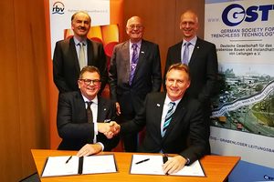 Dipl.-Ing. (FH) Fritz Eckard Lang (l. u.) und Prof. Dipl.-Ing. Jens Hölterhoff (r. u.) unterzeichneten im Beisein von rbv-Vizepräsident Dipl.-Ing. (FH) Manfred Vogelbacher, GSTT Geschäftsführer Dr.-Ing. Klaus Beyer und rbv-Hauptgeschäftsführer Dipl.-Wirtsch.-Ing. Dieter Hesselmann (v. l. n. r.) den
