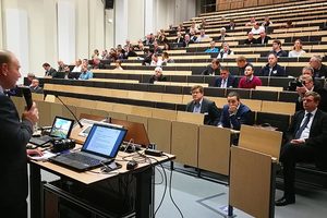 150 Zuhörer bei der Eröffnung des 2. Brandenburger Sanierungstags durch den Präsidenten der Brandenburgische Wasserakademie, Peter Sczepanski