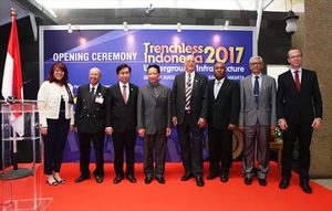Ehrengäste bei der Eröffnung der Trenchless Indonesia vom 30. - 31. August 2017 in Jakarta, Indonesien, v.l.n.r.: H.E. Deborah Ho (Botschafterin von Panama), Mr. Pak Raswari (Vorsitzender vom Verband Indonesischer Ingenieure), Mr. Eddy Ganefo Präsident der Indonesischen Industrie und Handelskammer); Mr. David Chow (Director HQ BizLink International PTE Ltd., Singapur, Veranstalter); Dr. Klaus Beyer (Geschäftsführer GSTT), H.E. Commodore (Retd.) Peter Ilau, Botschafter von Papua-Neuguinea), ; H.E. Major General Azmal Kabir (Botschafter von Bangladesch), Hendrik Barkeling (stellveret. Botschafter der Bundesrepublik Deutschland)