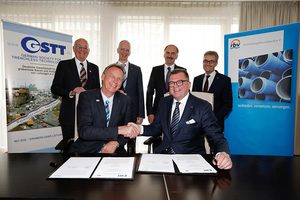 Prof. Dipl.-Ing. Jens Hölterhoff (l. u.) und Dipl.-Ing. (FH) Fritz Eckard Lang (r. u.) unterzeichneten im Beisein von Dr.-Ing. Klaus Beyer, Geschäftsführer der GSTT, Dipl.-Wirtsch.-Ing Dieter Hesselmann, Hauptgeschäftsführer des rbv, sowie den beiden rbv-Vizepräsidenten Dipl.-Ing. (FH) Manfred Vogelbacher und Dipl.-Ing. Andreas Burger (v. l. n. r.) den Kooperationsvertrag zwischen GSTT und rbv.